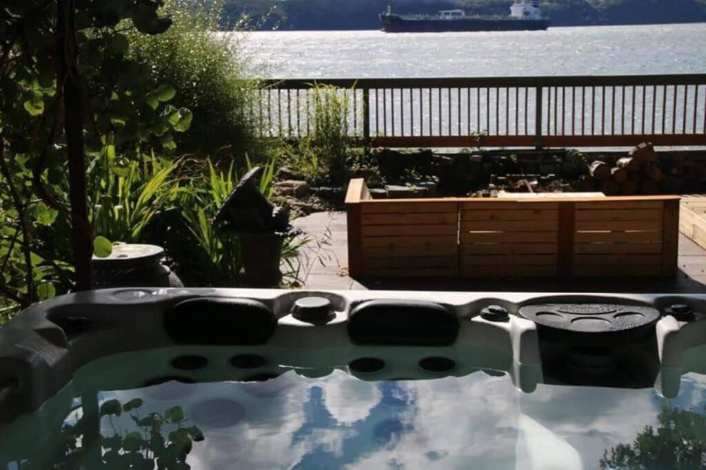 Om Chalet 2 Avec Spa Et Foyer Borde Du Fleuve St-Pierre-de-l'Île-d'Orléans Εξωτερικό φωτογραφία